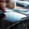 Auftragen einer Keramikversiegelung auf die Motorhaube eines Luxuswagens